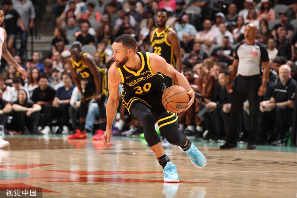 与詹姆斯共 与詹姆斯共