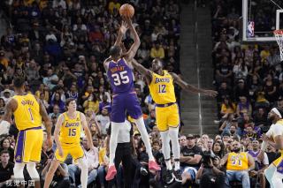 太阳报：麦克托米奈领意甲最佳球员奖，被女友透视着装抢风头