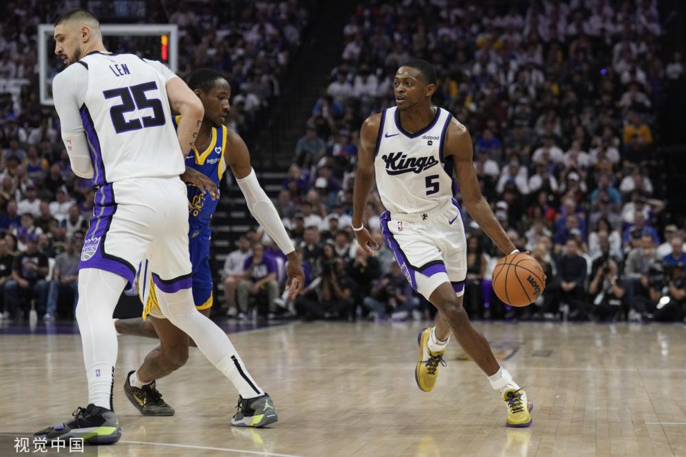 詹姆斯将离开湖人 遭东契奇质问